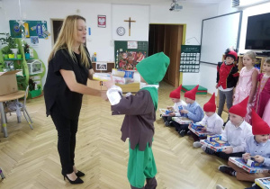Wręczenie nagród za udział w XVIII Festiwalu Teatrzyków Przedszkolnych