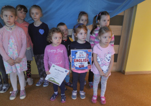Przedstawiciele grup odbierają nagrody za Przedszkolny grupowy konkurs plastyczny „Ja i moja ekologiczna postawa”