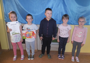 Przedstawiciele grup odbierają nagrody za Przedszkolny grupowy konkurs plastyczny „Ja i moja ekologiczna postawa”