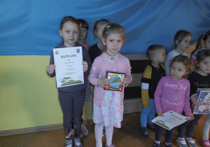Przedstawiciele grup odbierają nagrody za Przedszkolny grupowy konkurs plastyczny „Ja i moja ekologiczna postawa”