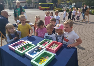 Przedszkolaki na wystawie plenerowej prac lokalnych twórców