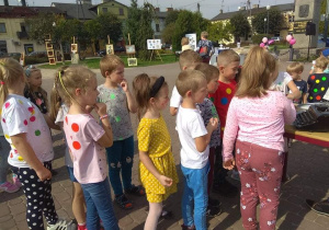 Przedszkolaki na wystawie plenerowej prac lokalnych twórców