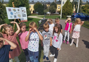Przedszkolaki na wystawie plenerowej prac lokalnych twórców