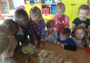 Degustacja chleba z masłem