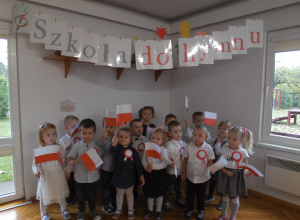 Przedszkolaki wzięły udział w akcji „Szkoła do hymnu"