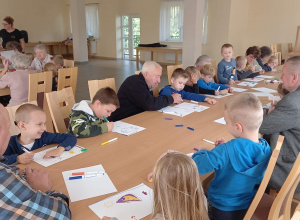 Warsztat „Dzieci z seniorami piszą wspólnie bajkę” w Klubie Seniora w Zalesiu