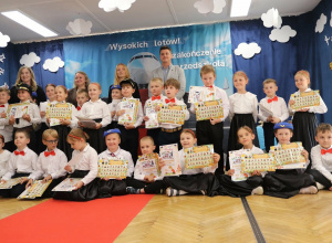 Uroczyste zakończenie przedszkola przez dzieci 6-letnie w grupie "Biedronki" i "Pszczółki ".