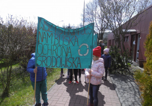 Akcja „Zostań zielonym” – marsz młodych ekologów z transparentami