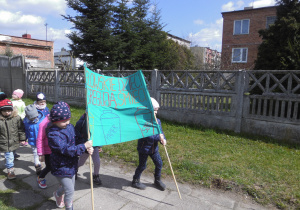 Akcja „Zostań zielonym” – marsz młodych ekologów z transparentami
