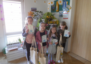 Nagrodzone dzieci w Gminnym Konkursie Plastyczno-Techniczny pt. „Błękitna Planeta”