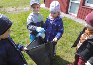 Przedszkolaki w akcji Wiosenne Sprzątanie Świata „Posprzątajmy Ziemię”.