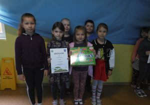 Przedstawiciele grup odbierają nagrody za Przedszkolny grupowy konkurs plastyczny „Ja i moja ekologiczna postawa”