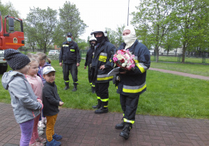 Dzieci dziękują strażakom za przybycie