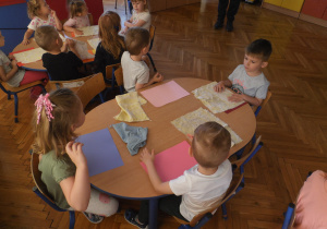 Dzieci z grupy Krasnoludki uczestniczą w warsztatach „Manufaktura papieru czerpanego”
