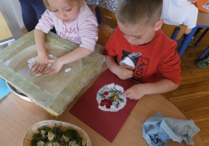 Dzieci z grupy Motylki uczestniczą w warsztatach „Manufaktura papieru czerpanego”
