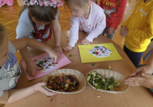 Dzieci z grupy Motylki uczestniczą w warsztatach „Manufaktura papieru czerpanego”