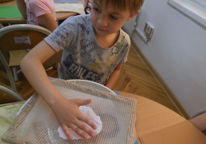 Dzieci z grupy Biedronki uczestniczą w warsztatach „Manufaktura papieru czerpanego”