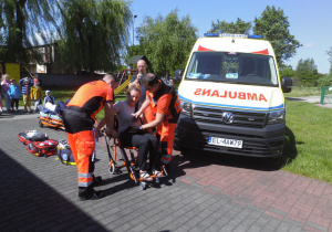Ratownicy medyczni na terenie przedszkola prezentują wyposażenie i przeznaczenie sprzętu w jaki jest wyposażony ambulans