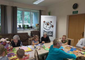 Wizyta przedszkolaków w Klubie Seniora w Zalesiu