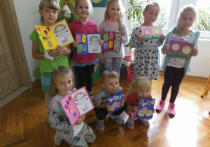 Obchody Ogólnopolskiego Dnia Przedszkolaka wykonane kartki przez dzieci dla placówek przedszkolnych z Gminy Zelów