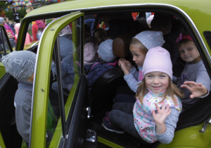 Obchody Ogólnopolskiego Dnia Przedszkolaka- na wystawie starych samochodów