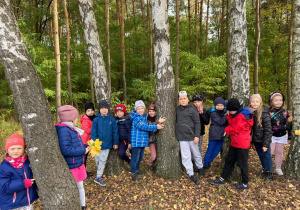 Przedszkolaki na jesiennej wycieczce w lesie