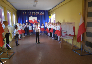 Dzieci z grupy Biedronki przedstawiaja program słowno-muzyczny