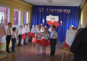 Dzieci z grupy Biedronki przedstawiaja program słowno-muzyczny