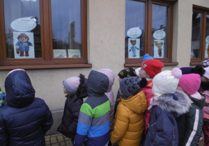 Grupa Żuczki oglądają wystawę znajdującą się w oknach Biblioteki Publicznej Miasta i Gminy w Zelowie pt. „W krainie sławnych misiów”.