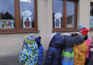 Grupa Żuczki oglądają wystawę znajdującą się w oknach Biblioteki Publicznej Miasta i Gminy w Zelowie pt. „W krainie sławnych misiów”.